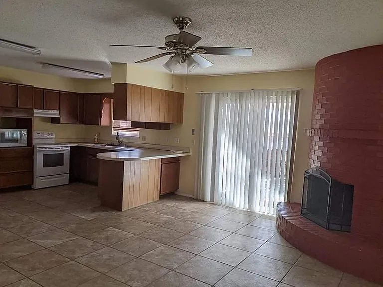 2000 Thomas Dr — Photo 7