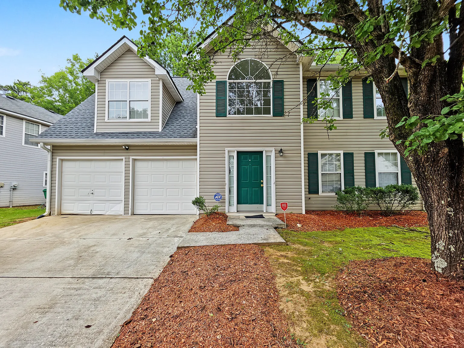 4 bed, 2.5 bath, 2006 sqft, $2,200 — Photo 1