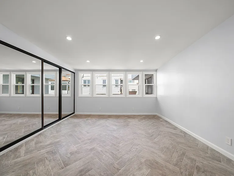 3116 The Strand — Photo 8