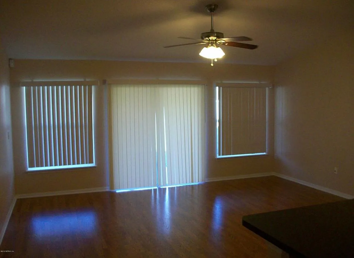 4 bed, 2051 sqft, $2,400 — Photo 2