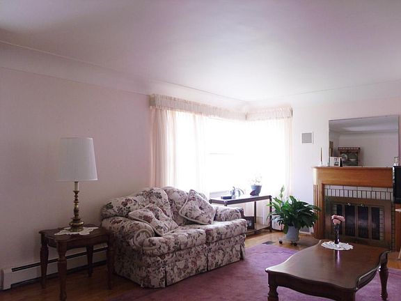 5th image of 125 Bedford St