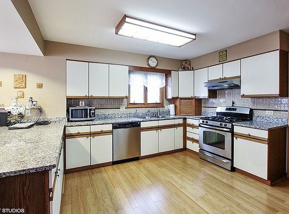 3rd image of 576 Spruce Ave