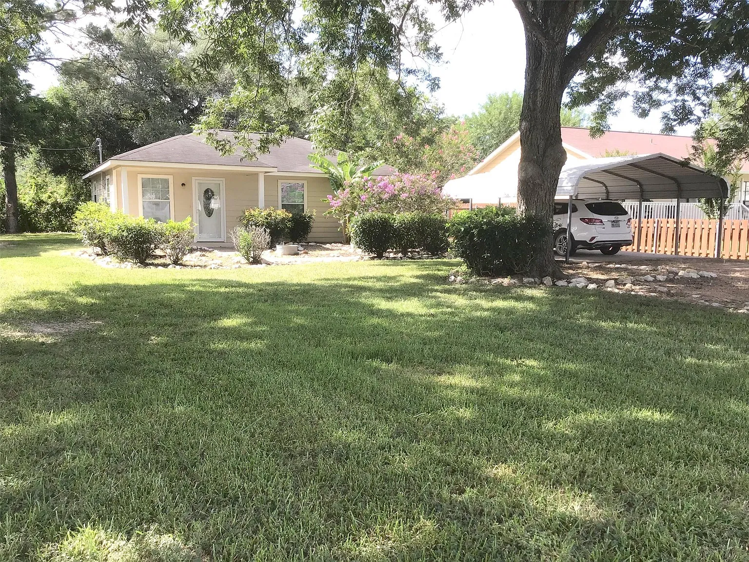 3 bed, 1.0 bath, 900 sqft, $1,700 — Photo 2