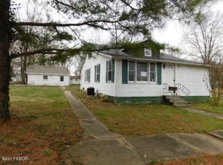 103 N 10th St, Benton, IL 62812