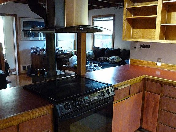 Kitchen range and vent