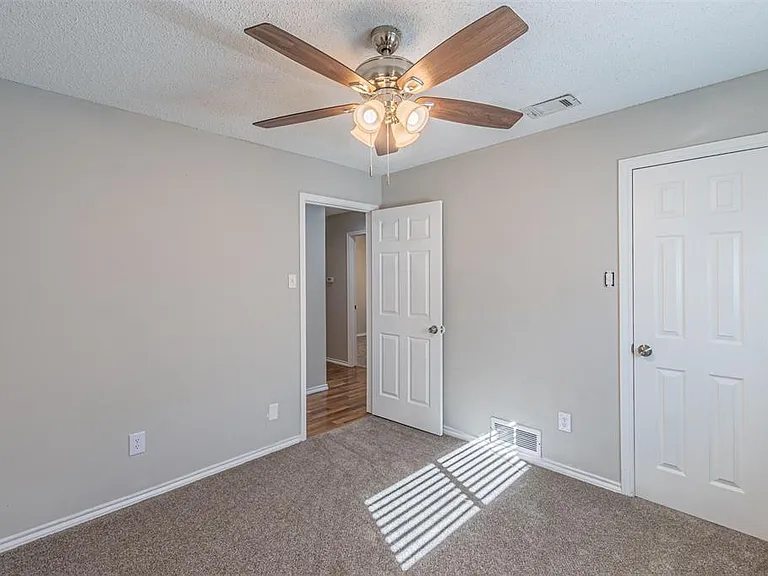 2801 Cambridgeshire Dr — Photo 24