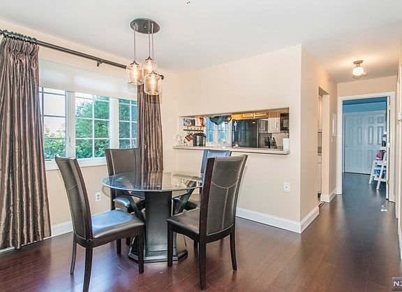 5th image of 196 Cambridge Dr