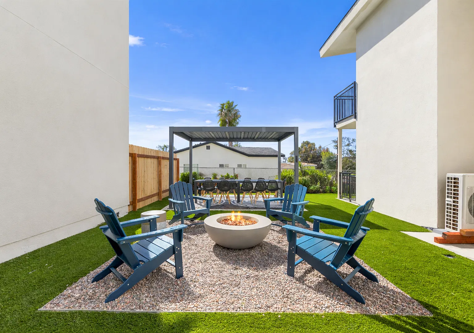 Spacious 4 Bed / 3 Bath Next to SDSU with Shared Backyard Retreat — Photo 3