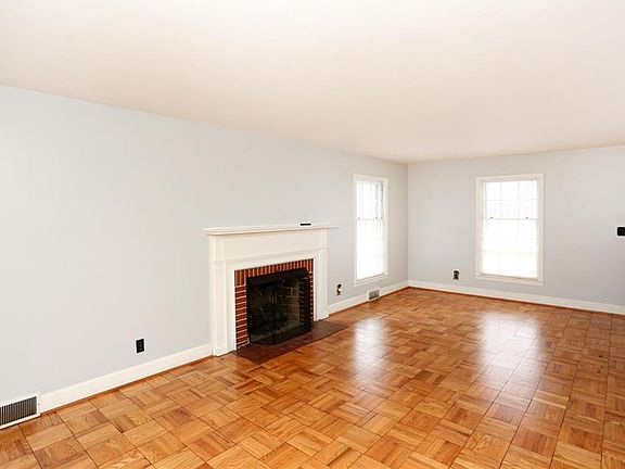 3rd image of 185 Meadow Ln