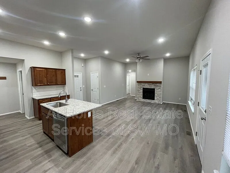 4 bed, 2.0 bath, 1511 sqft, $1,955 — Photo 3
