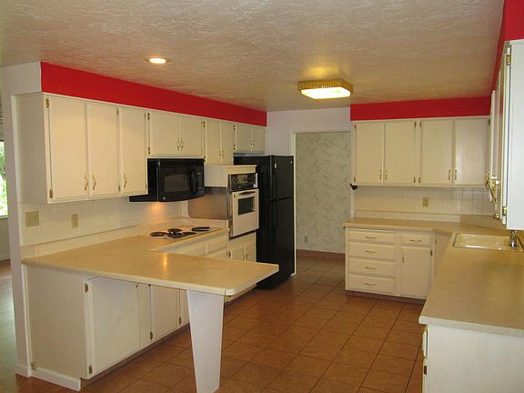 kitchen w/breakfast bar
