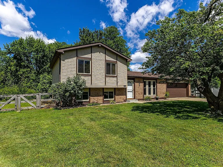 8187 Woodward Dr — Photo 1