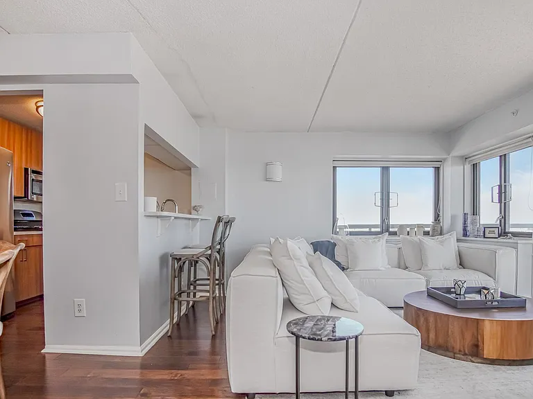 10 West Apartments — Photo 10