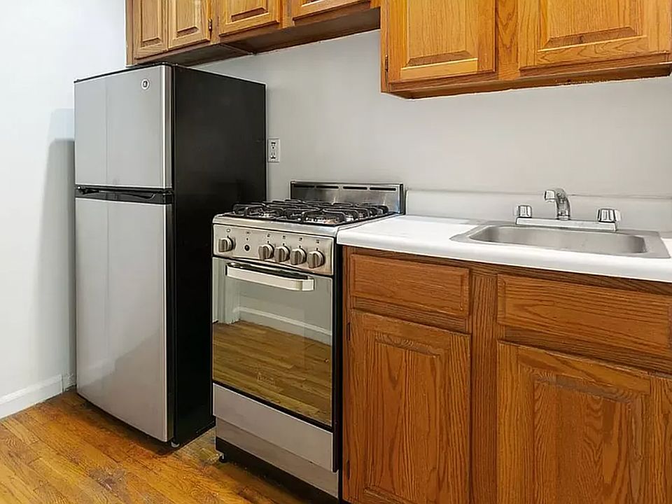 2nd image of 221 E 85th St APT 17