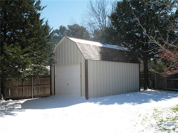 4th image of 818 Waverly Dr
