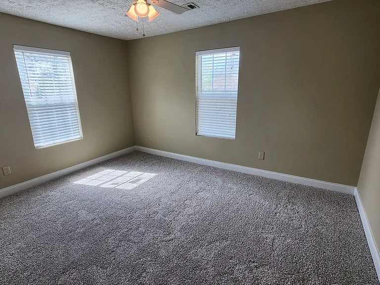 2702 N Railroad St — Photo 4