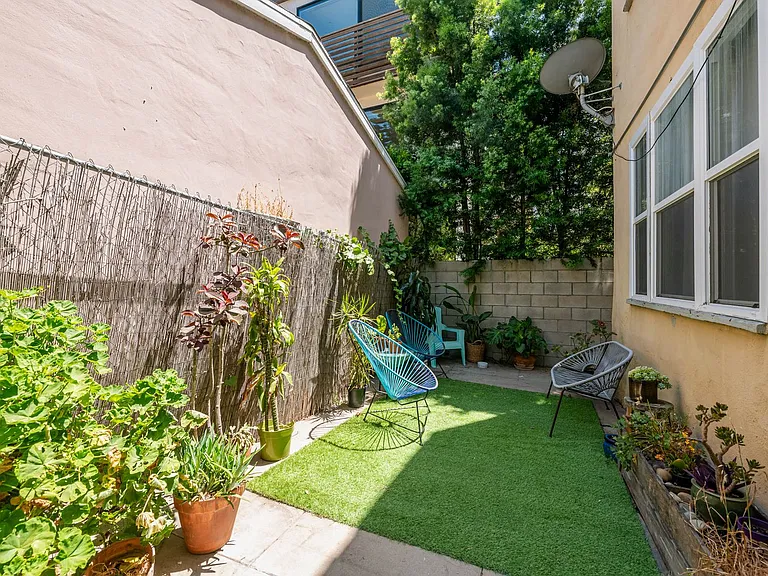 1848 N Mariposa Ave — Photo 17