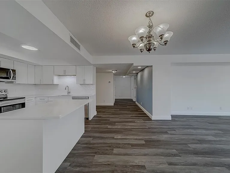 100 Oakmont Ln #504 — Photo 4