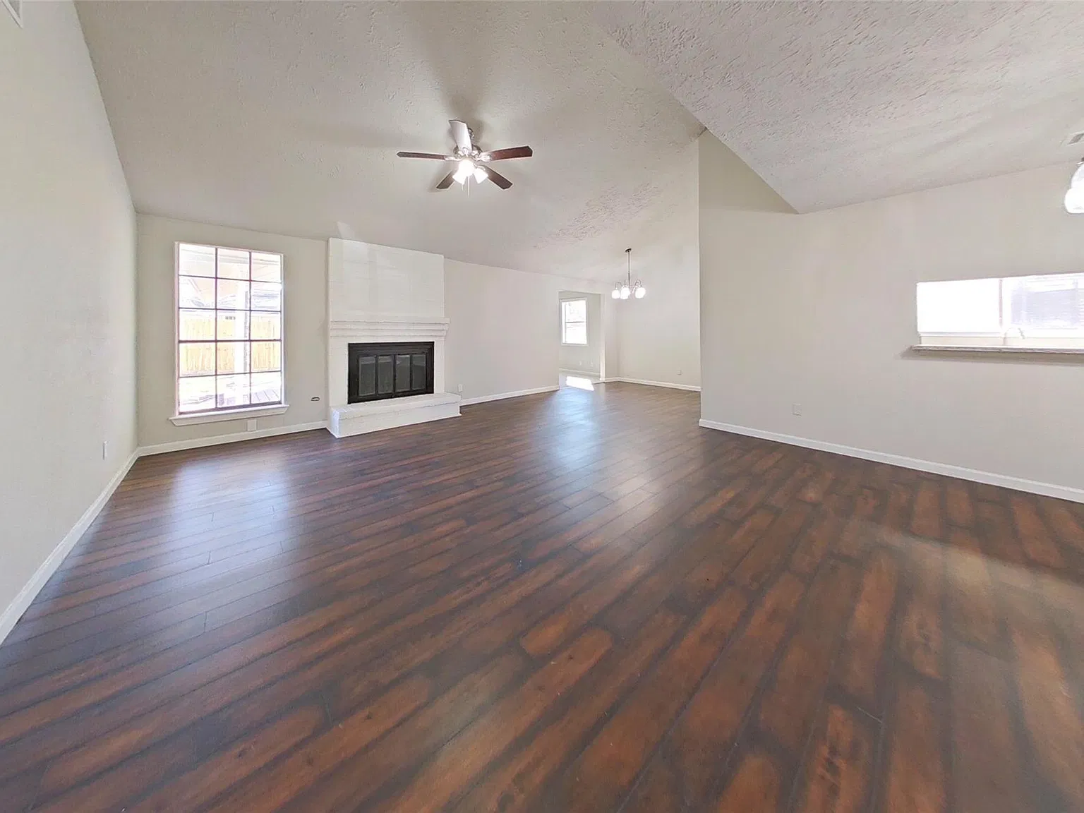 3 bed, 2.0 bath, 1732 sqft, $2,100 — Photo 2