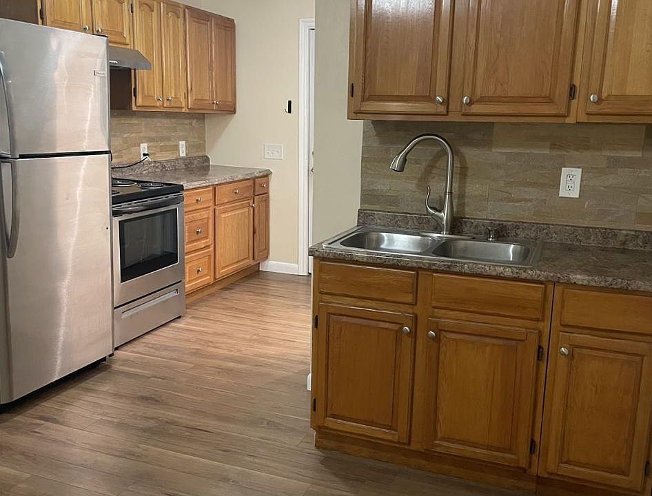 1st image of 98 Roberts St Floor 3