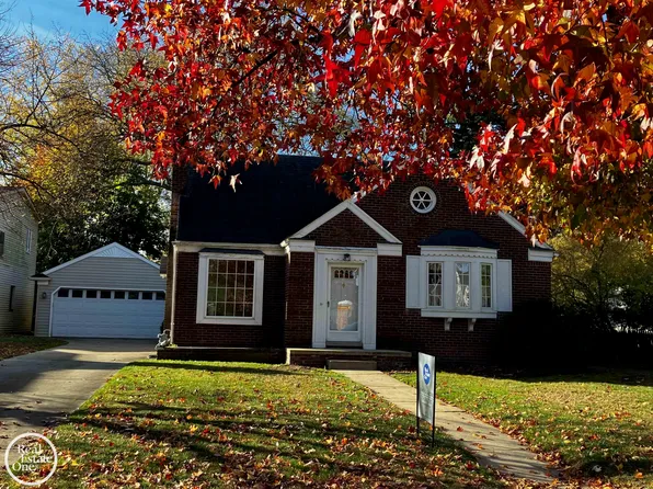 735 Hampton Rd, Grosse Pointe Woods, MI 48236
