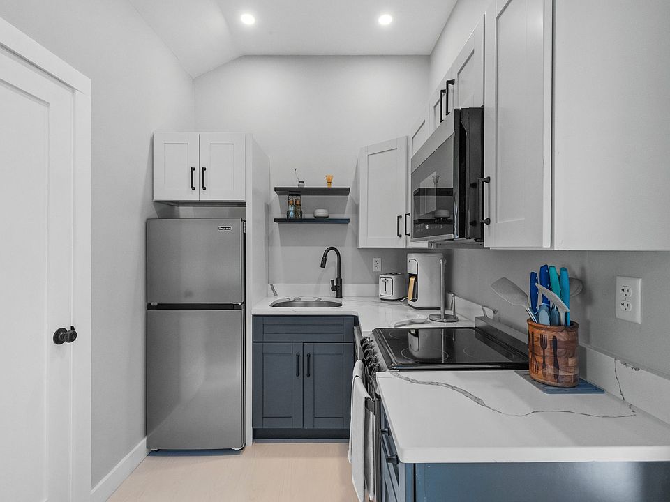 Full kitchen with efficiency appliances.