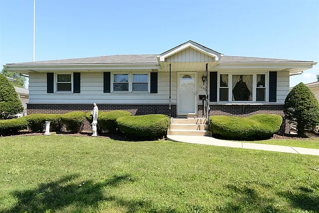 17505 Maple Ave photo 1