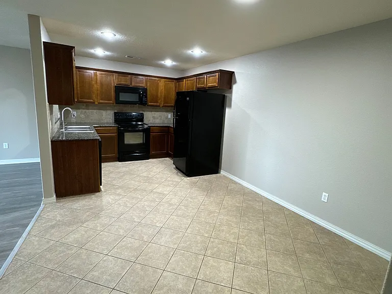 1115 W Berkeley Ave — Photo 4
