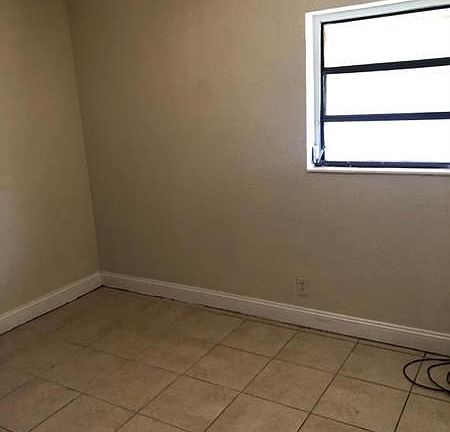 3rd image of 1711 Lauderdale Manor Dr