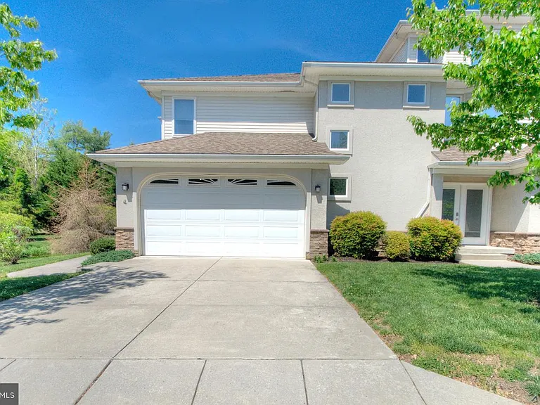 4 Regency Ct — Photo 1