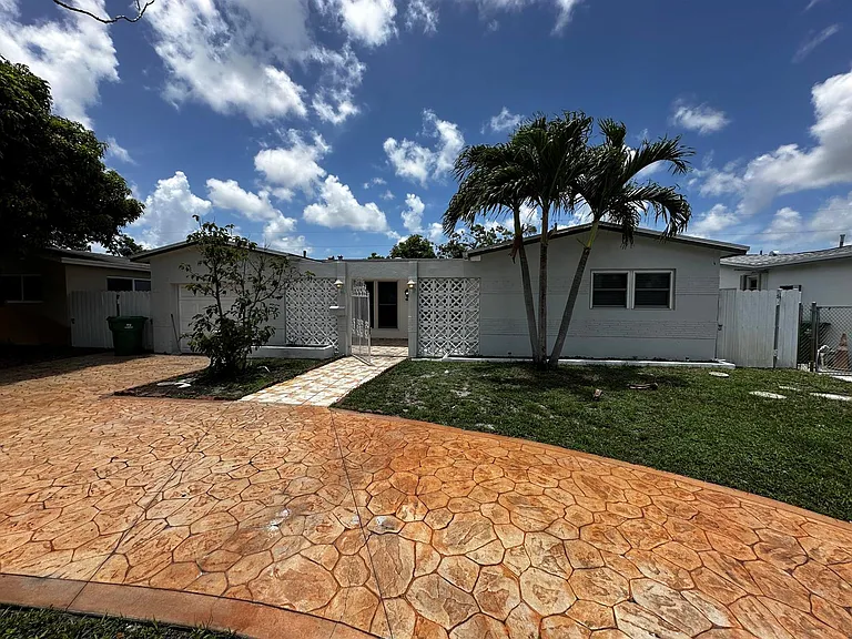 7725 Grandview Blvd — Photo 1