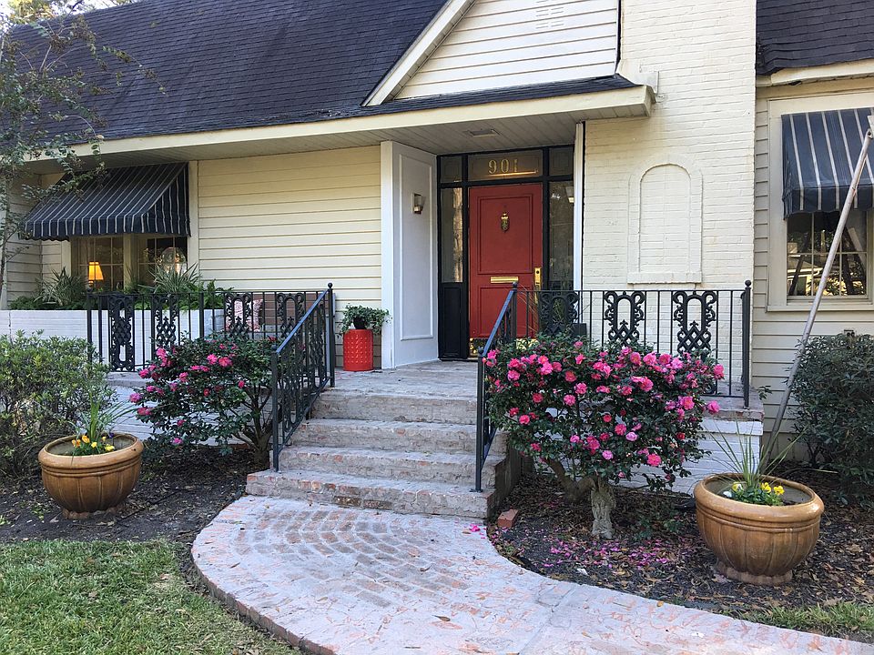 Entry way with brick walkway
