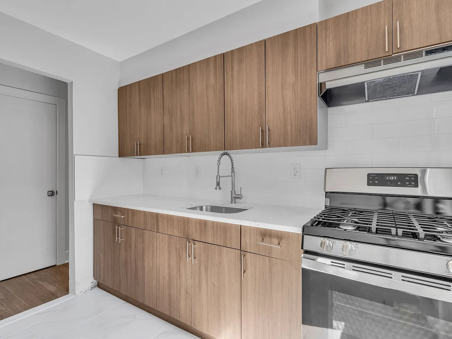 Palisades Manor Apartments — Photo 2