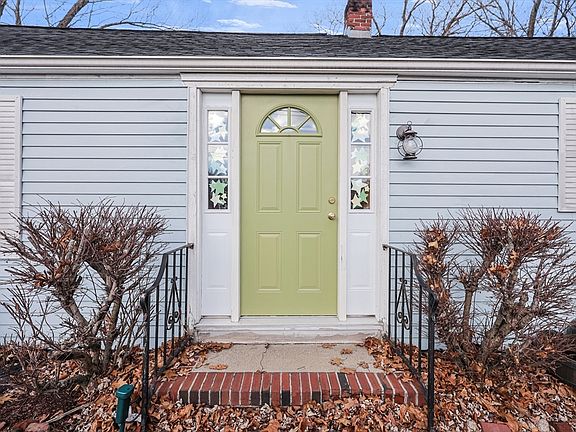 2nd image of 121 W Bacon St