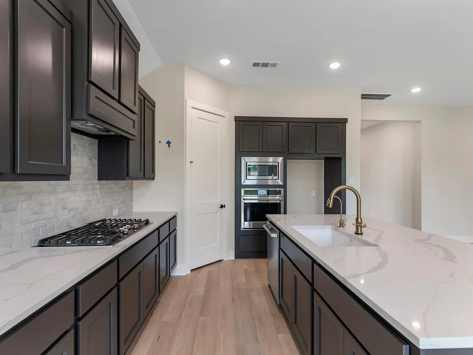 4 bed, 3.0 bath, 2381 sqft, $4,200 — Photo 3