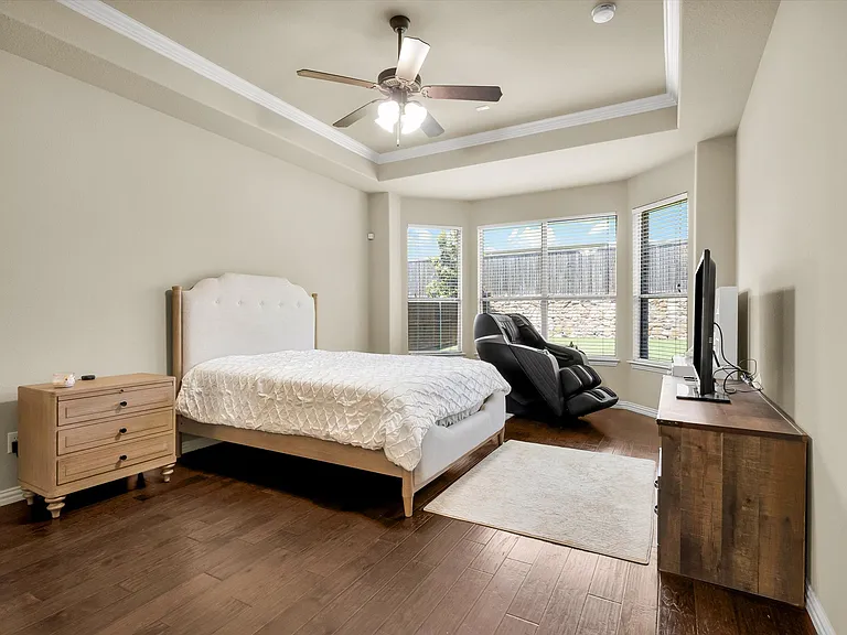 214 Crestbrook Dr — Photo 5