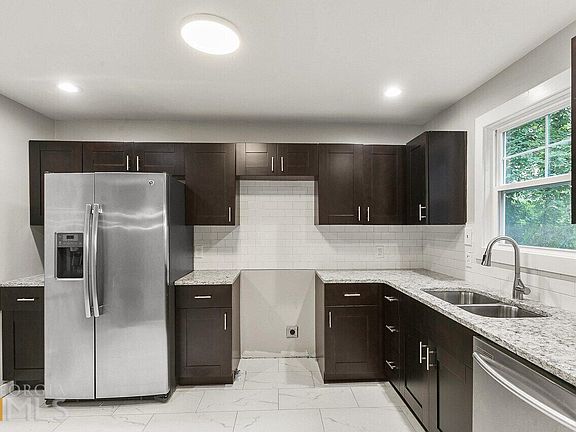 4th image of 656 Charlotte Pl NW