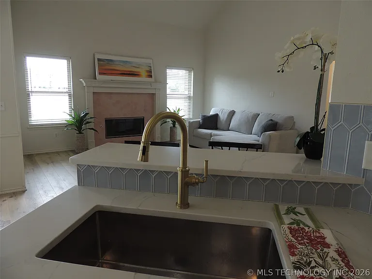 4416 W Indianola St — Photo 22