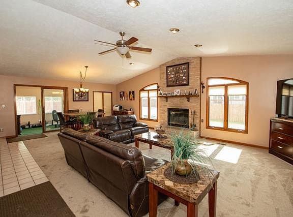4th image of 217 Parkwood Ln