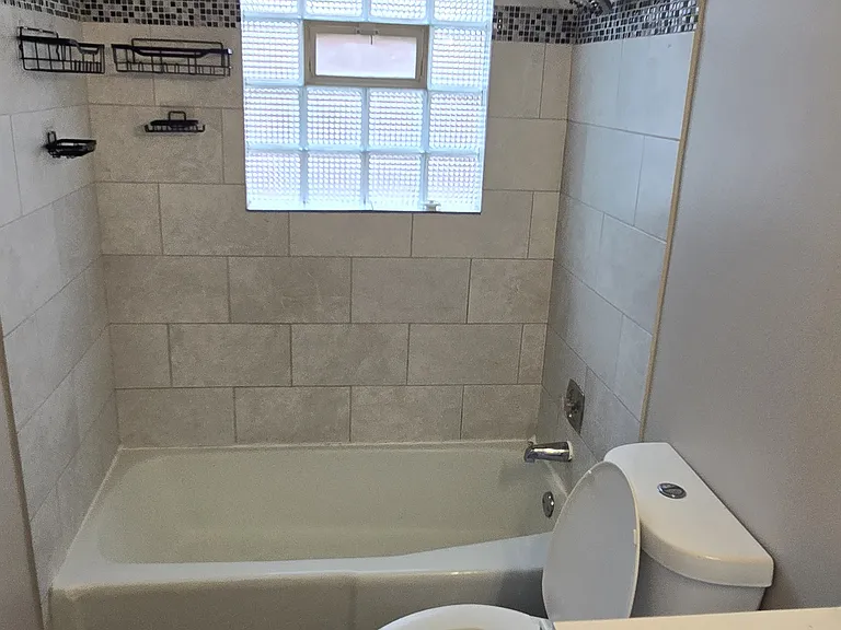 2131 Narcissus Ave #2W — Photo 10
