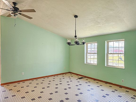 3rd image of 66 Pinecrest Dr