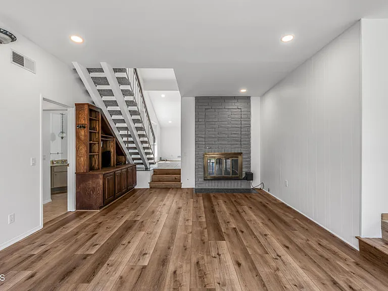 327 Bethany St — Photo 18