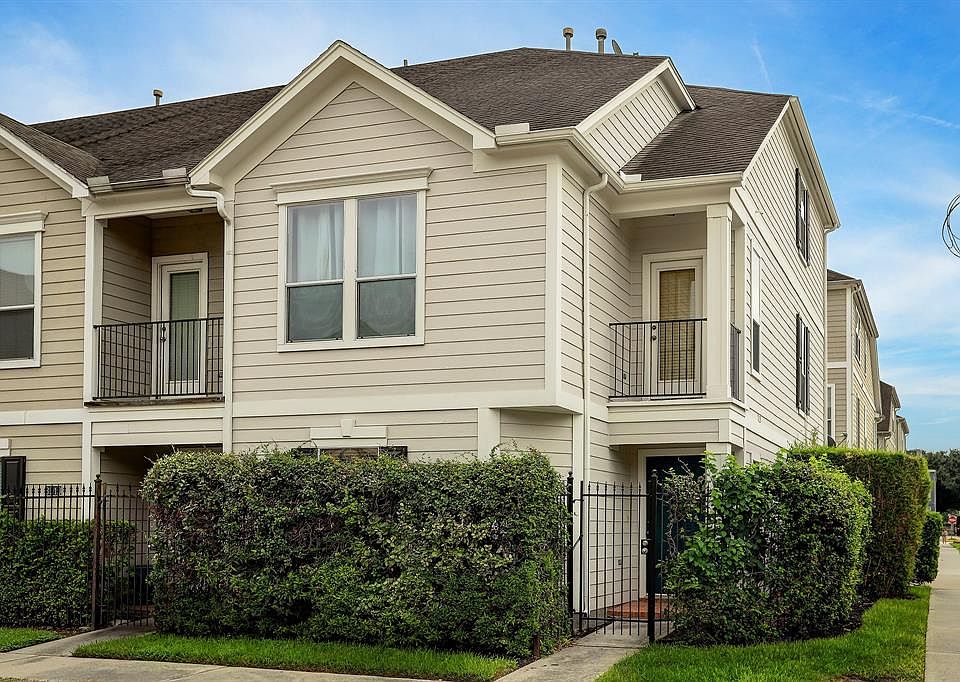 This home has gated access and is an end unit that provides more natural light.