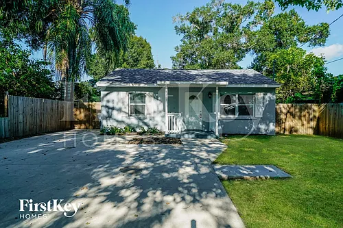 6809 N Sterling Ave Photo 1