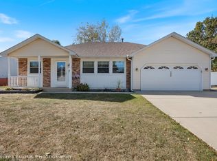 355 Stonehurst Ln, Roselle, IL 60172