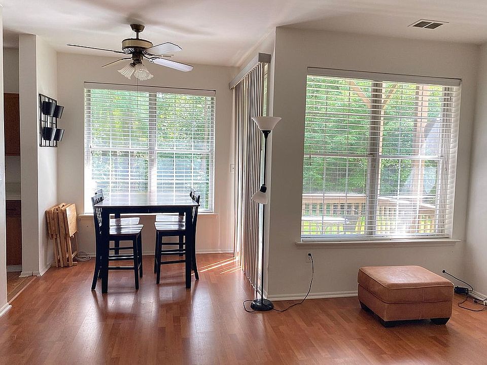 Dining room and deckin