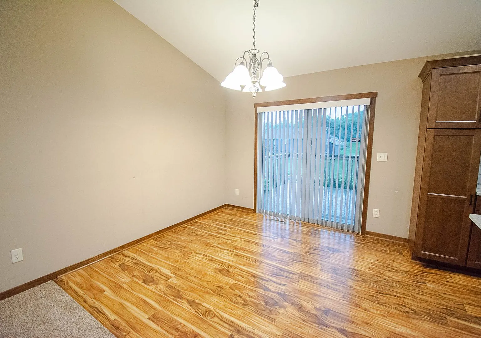 Beautiful and Spacious 4 Bedroom 3 Bath Available For Rent! — Photo 3
