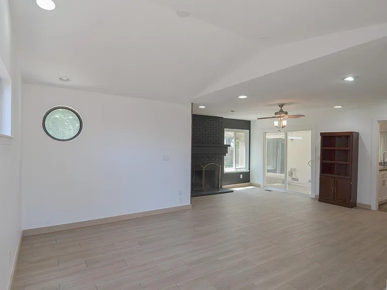 1321 Astoria Dr — Photo 33
