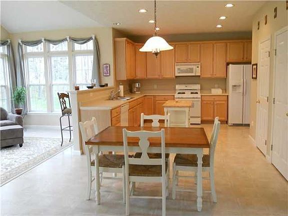 Breakfast Area & Kitchen