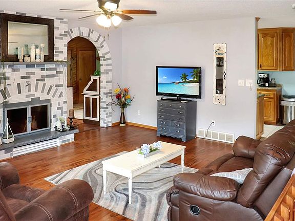 5th image of 2711 Center Lake Dr